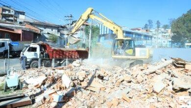 Prefeitura derruba prédio abandonado do antigo Clubinho do Terra da Uva