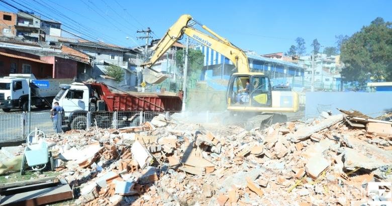 Prefeitura derruba prédio abandonado do antigo Clubinho do Terra da Uva