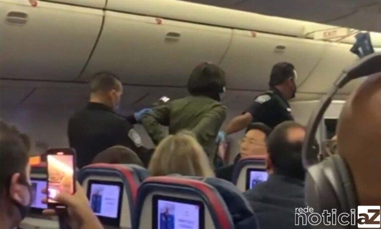 VÍDEO - Voo rumo à Nova York faz pouso programado após passageiro agredir comissária