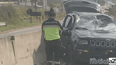 Carro capota após pneu estourar na Hermenegildo Tonoli