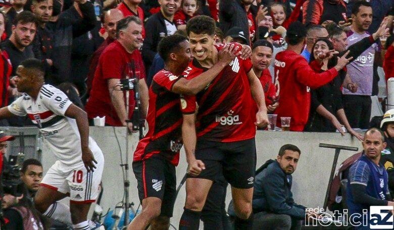 São Paulo perde para o Athletico-PR em Curitiba e estaciona no meio da tabela do Brasileirão