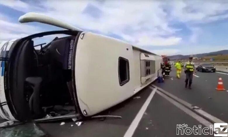 Ônibus tombou na Rodovia dos Bandeirantes e fere 20 pessoas