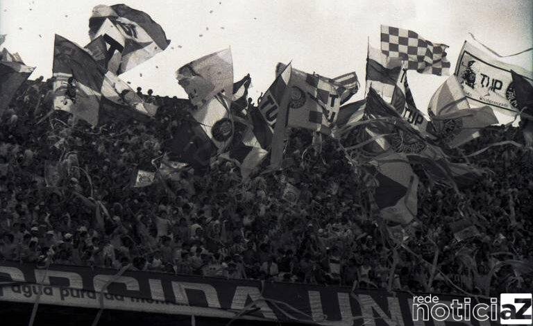 Os bandeirões com mastro podem voltar aos estádios após 26 anos em São Paulo