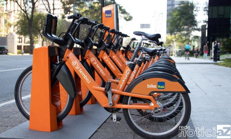 Sistema de bicicletas compartilhadas viram alternativa para evitar o trânsito