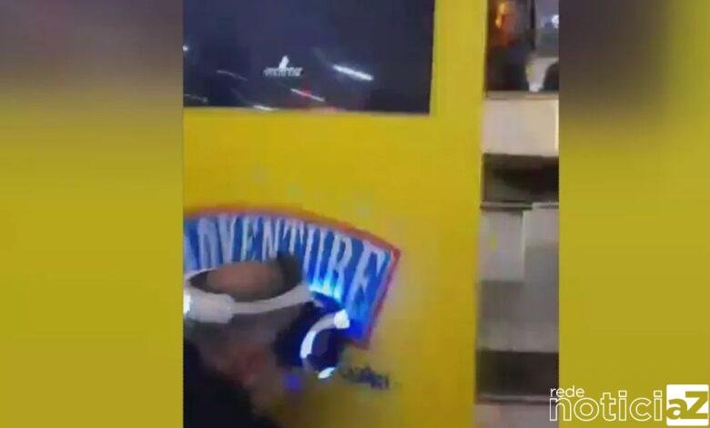 VÍDEO - Idoso viraliza após cair em brinquedo de realidade virtual em shopping de Santos