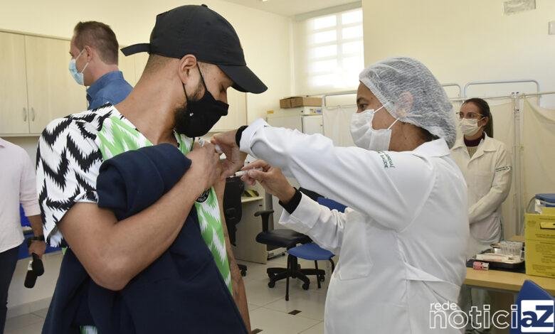 Público com mais de 18 anos recebem a quarta dose da vacina contra a Covid em Jundiaí