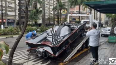 Batmóvel é flagrado sendo guinchado em famosa avenida do Litoral