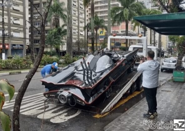 Batmóvel é flagrado sendo guinchado em famosa avenida do Litoral