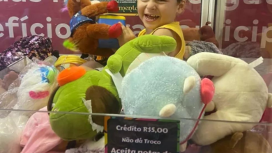 VÍDEO: Criança de dois anos fica presa em máquina de pelúcias