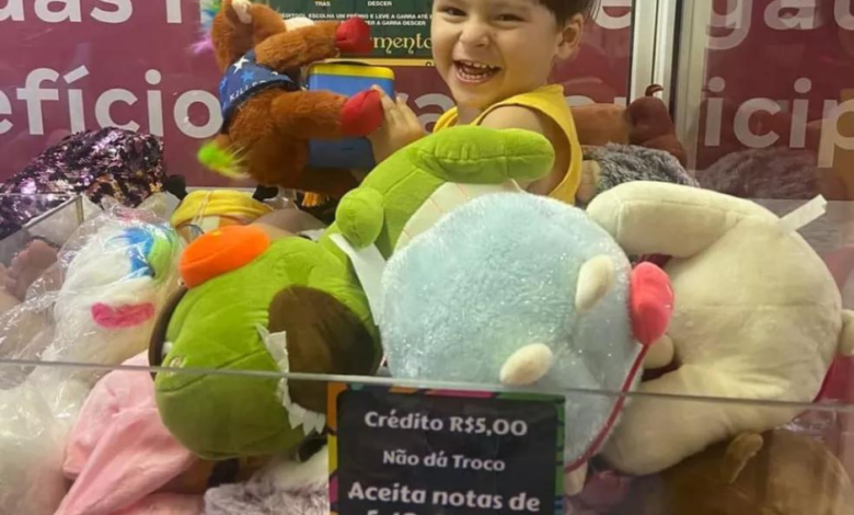 VÍDEO: Criança de dois anos fica presa em máquina de pelúcias