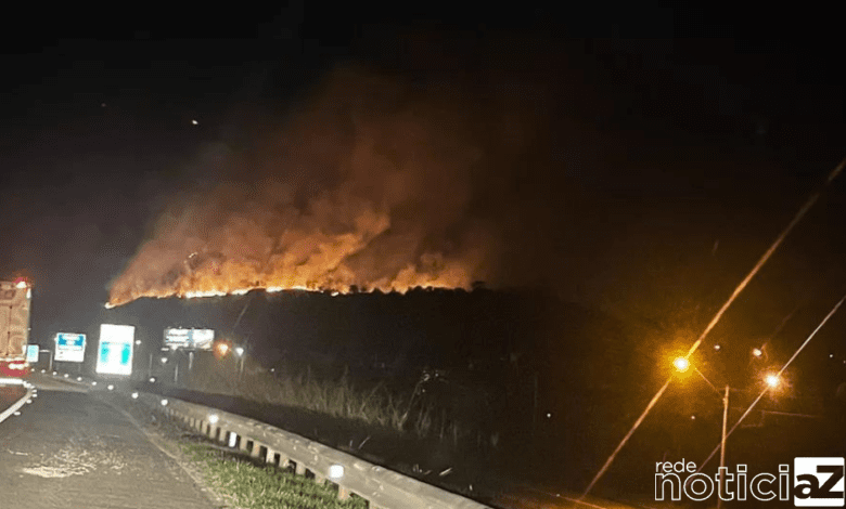 Corpo de Bombeiros combatem incêndio na Serra do Japi