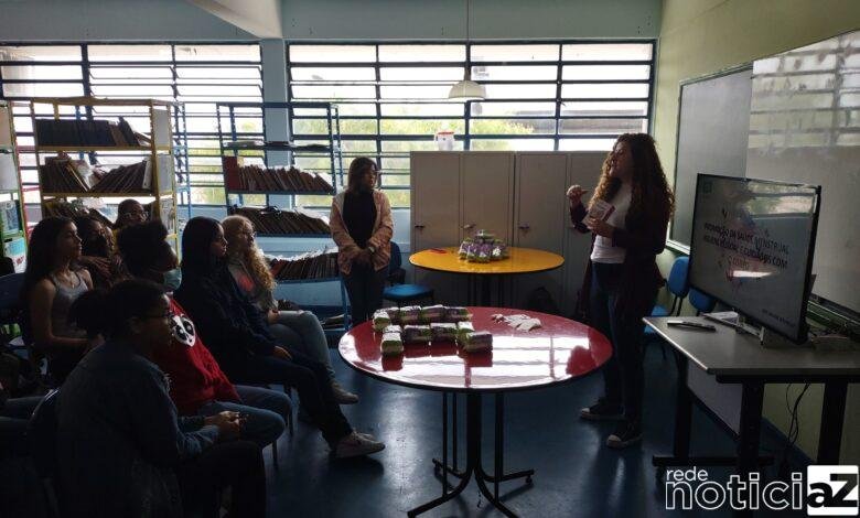 Absorventes começam a ser distribuídos para alunas da rede municipal