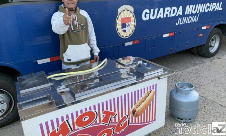 Ambulante ganha carrinho de lanches de guardas municipais em Jundiaí