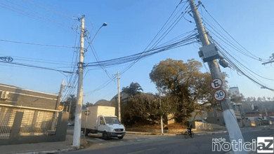 Postes com risco de queda da Rua União há setem meses tiram o sossego da população