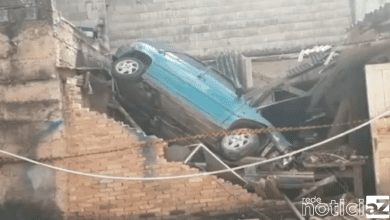 Carro cai em garagem e motorista fica preso às ferragens