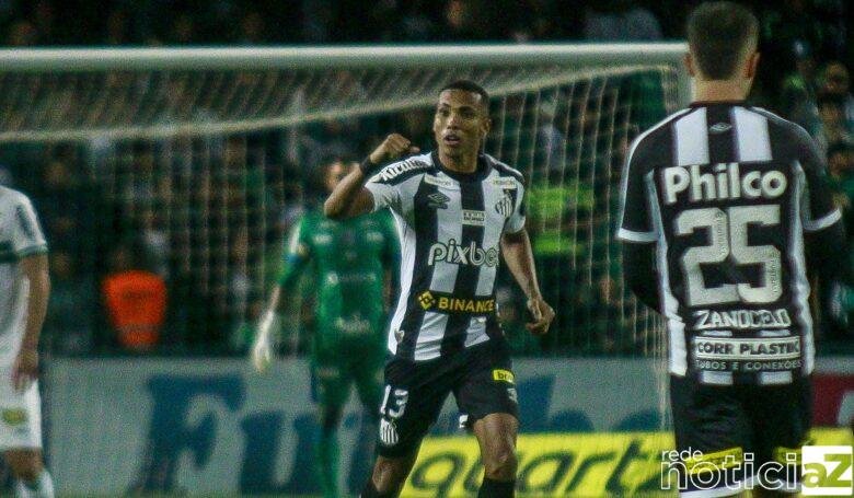Brasileirão: Santos vence o Coritiba fora de casa nos acréscimos