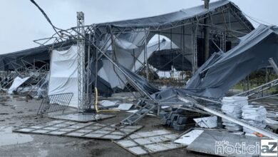 VÍDEO - Ventania paralisa sistema de travessia, devasta casas e deixa uma pessoa ferida no Litoral Norte