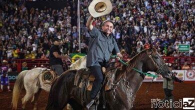Bolsonaro mantém tradição e desfila a cavalo na Festa do Peão