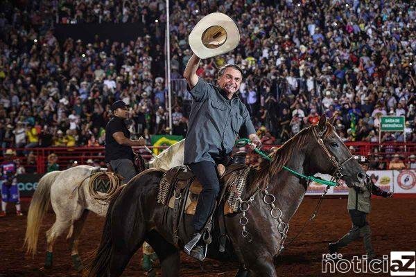 Bolsonaro mantém tradição e desfila a cavalo na Festa do Peão