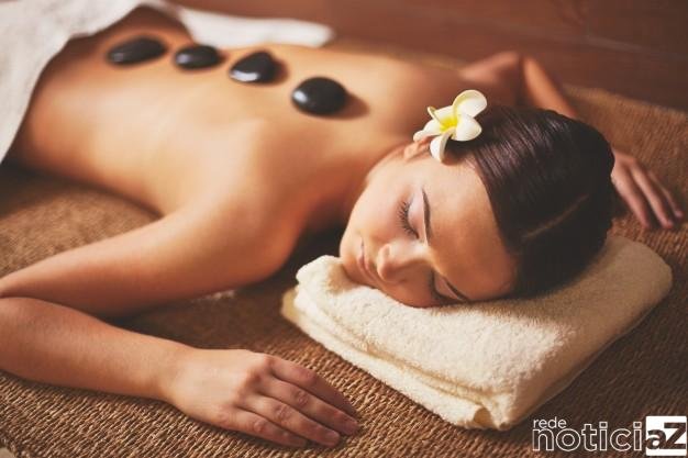 Conheça mais da massagem com pedras quentes que tem o poder de diminuir o estresse e a ansiedade