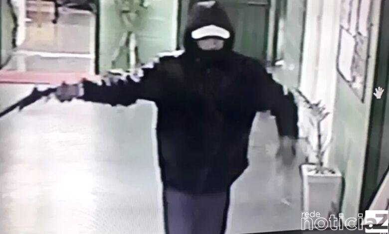 VÍDEO - Homem armado invade escola municipal de São Paulo