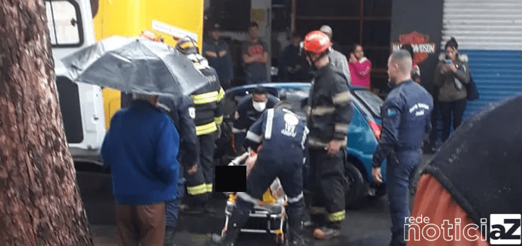 Acidente entre carro e ônibus deixa motorista ferido em Jundiaí