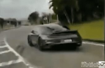 O motorista acelera, mas acaba rodando na pista