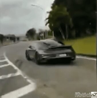 O motorista acelera, mas acaba rodando na pista