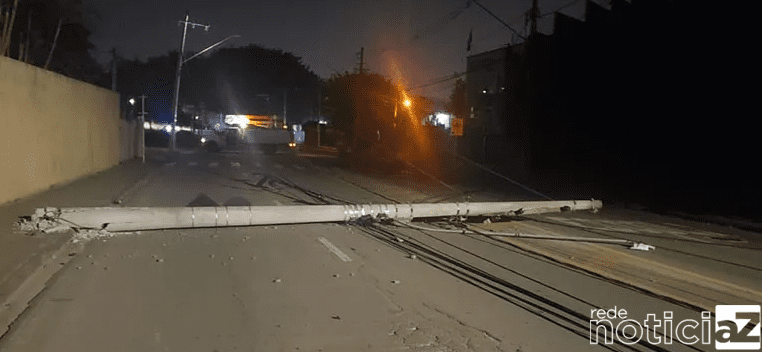 Carro interdita avenida de Jundiaí após derrubar dois postes
