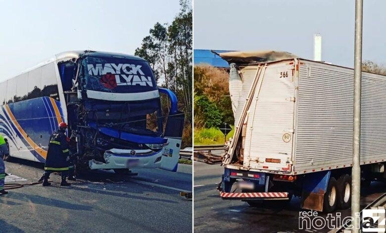 Ônibus de dupla sertaneja sofre acidente