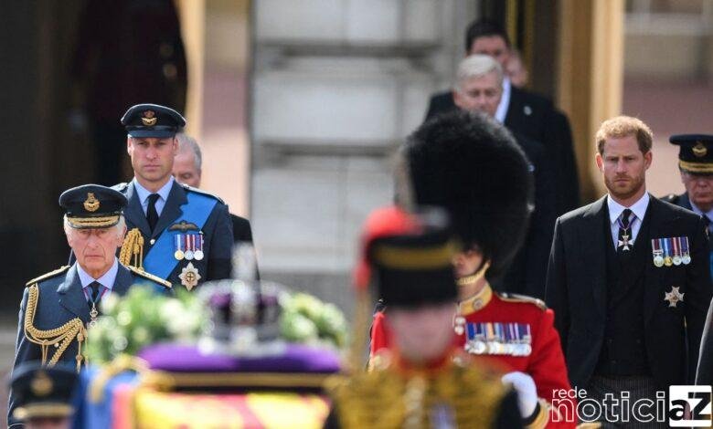 Cortejo da Rainha Elizabeth II é realizado até a abadia de Westminster