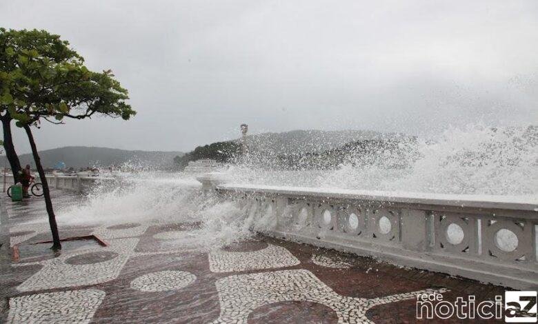 Tempo fechado em Santos deixa mar agitado e maré elevada
