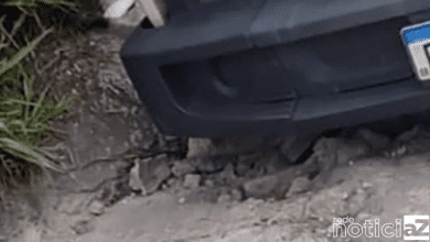 Motorista cai em buraco após desviar de veículo