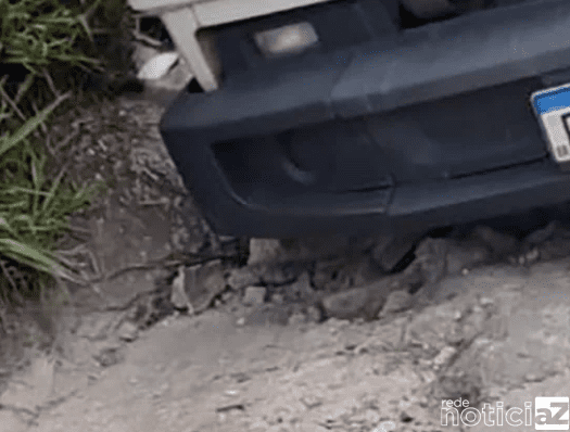 Motorista cai em buraco após desviar de veículo