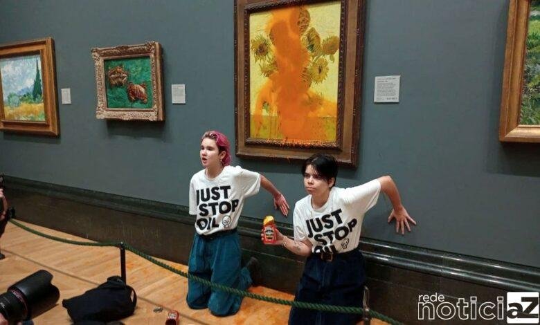 Mulheres são acusadas de danos criminosos por jogarem sopa em pintura