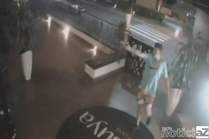 VÍDEO - Atirador mata dois em restaurante, faz reféns em pizzaria e vai preso no Litoral