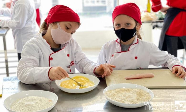 Lugar de crianças é na cozinha: conheça os benefícios do curso de gastronomia para os pequenos