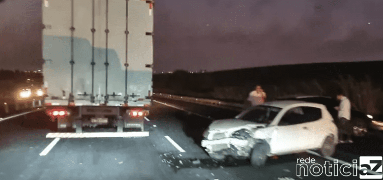 Carro e caminhão se envolvem em acidente na Bandeirantes