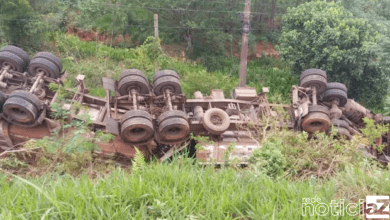 Carreta tomba em ribanceira de rodovia que liga Cajamar e Campo Limpo