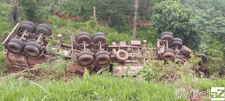Carreta tomba em ribanceira de rodovia que liga Cajamar e Campo Limpo