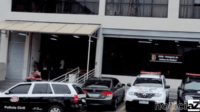 Homem "exige recompensa" por celular e vai preso