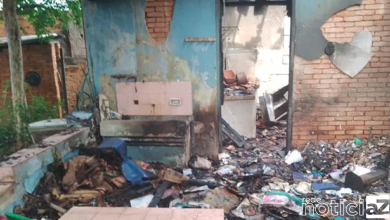 Casa pega fogo em Várzea Paulista e fica destruída