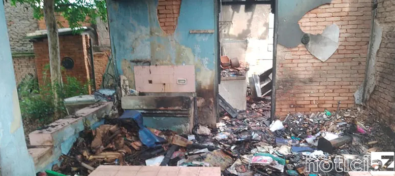 Casa pega fogo em Várzea Paulista e fica destruída
