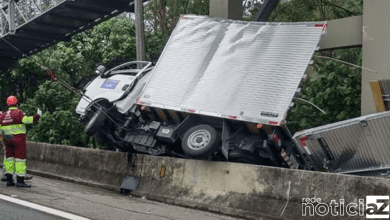 Caminhão bate em passarela na Anhanguera e passageiro morre