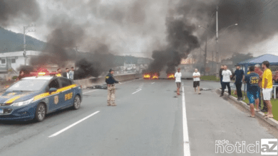 Caminhoneiros realizam bloqueios em rodovias pelo Brasil após vitória de Lula