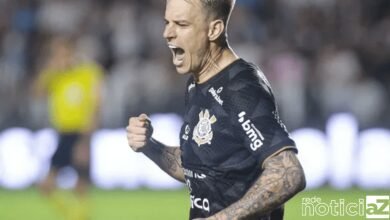 Corinthians vence o Santos na Vila Belmiro no apagar das luzes