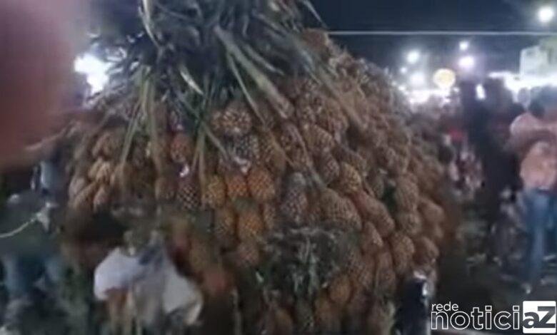 Vídeo: escultura de abacaxi gigante desaba sobre público durante festa