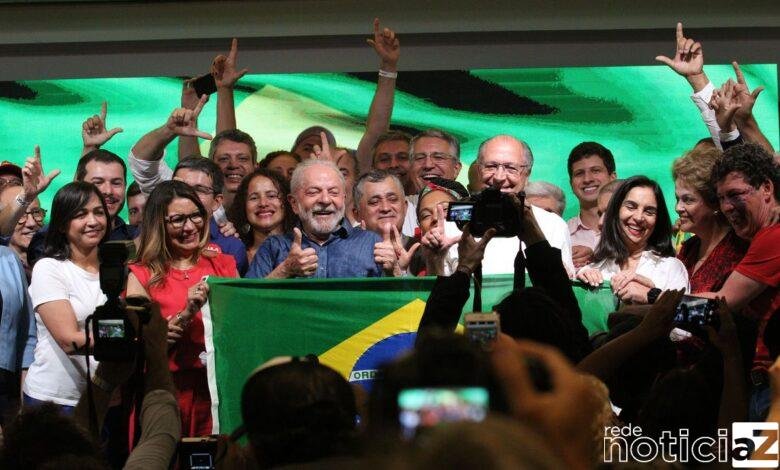 Lula enaltece a democracia e diz que vai combater a miséria