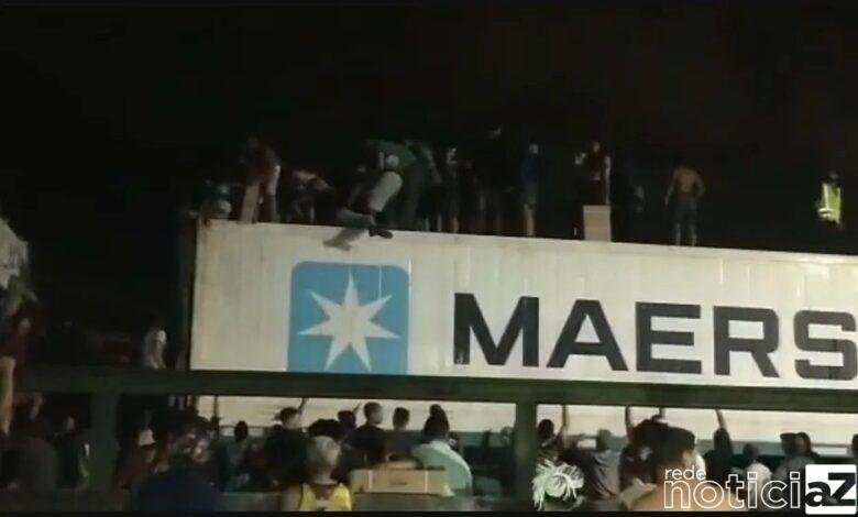 VÍDEO - Multidão saqueia contêiner de carne em Cubatão