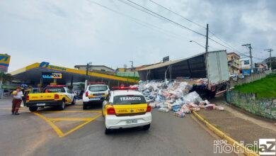 Carga tomba de carreta e GCM de Bragança Paulista atendem a ocorrência